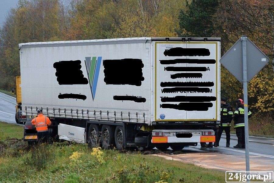 TiR zablokował drogę do Szklarskiej Poręby