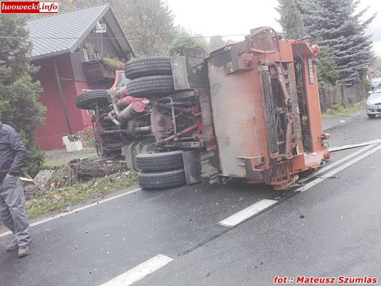 Wypadek z udziałem śmieciarki. Jedna osoba ranna