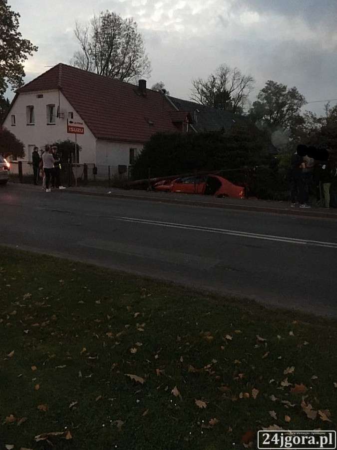 Wypadł z drogi, staranował latarnię i ogrodzenie