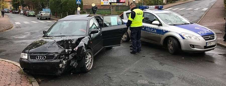 Jechał pijany i uderzył samochodem w mur