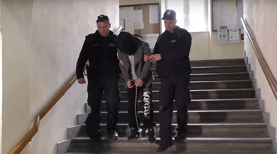 Tragedia w Bolesławcu. Ranił nożem matkę i zamordował konkubenta...