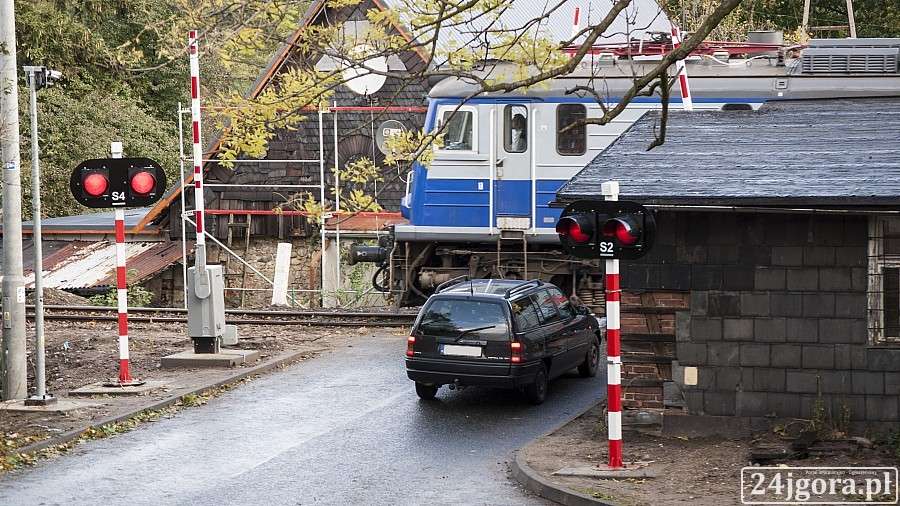 Uwaga na przejazd kolejowy w Piechowicach Dolnych