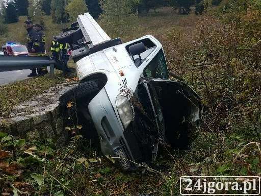 Auto z butlami z gazem wpadło do rowu