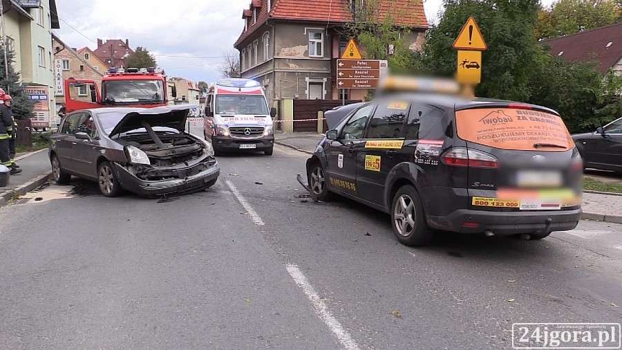 Zderzenie Renault i taksówki w Cieplicach. Trzy osoby w szpitalu! (VIDEO)