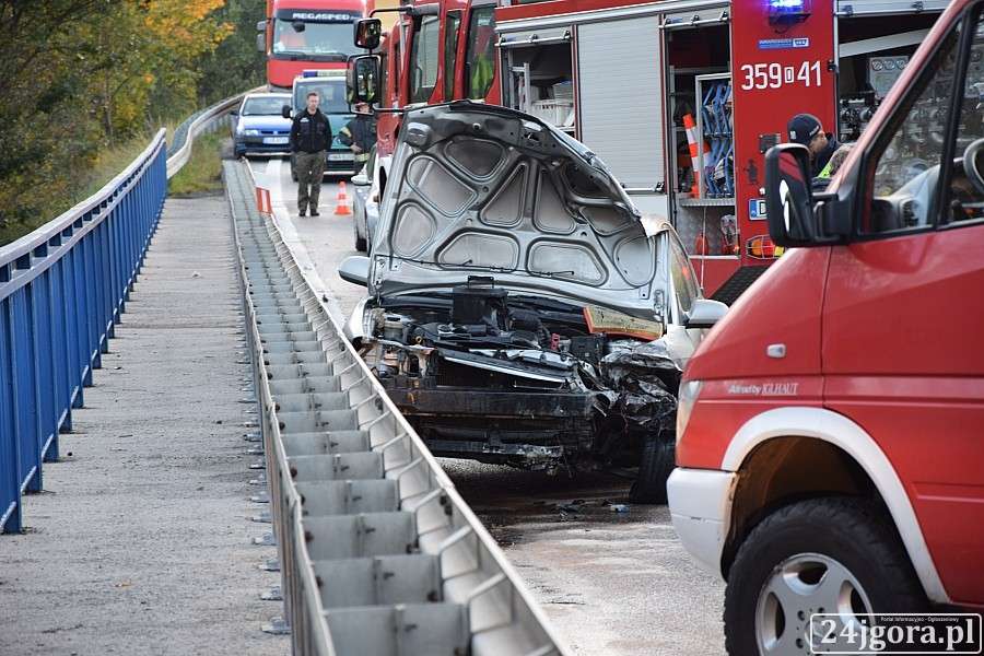 Wpadł w poślizg i rozbił się na barierach