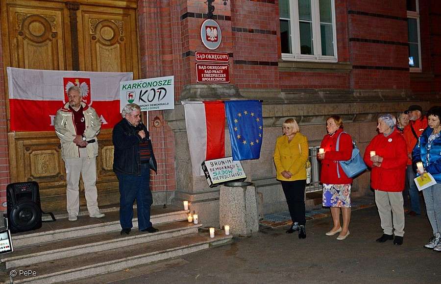 Demonstracje pod jeleniogórskim sądem