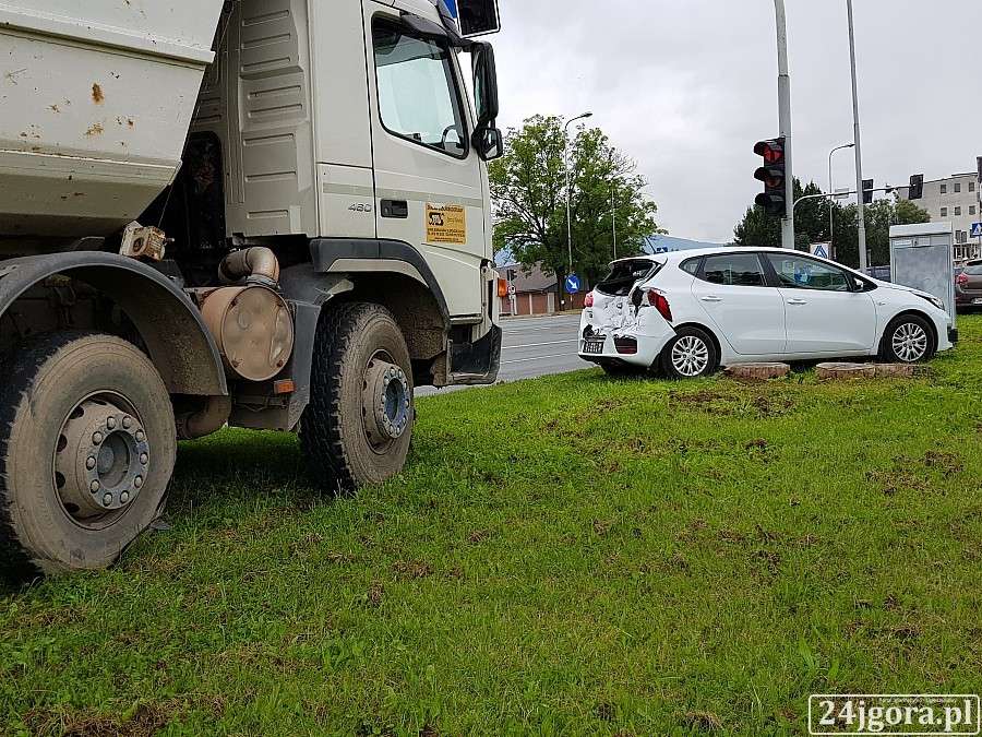 Ciężarówka najechała na auto osobowe