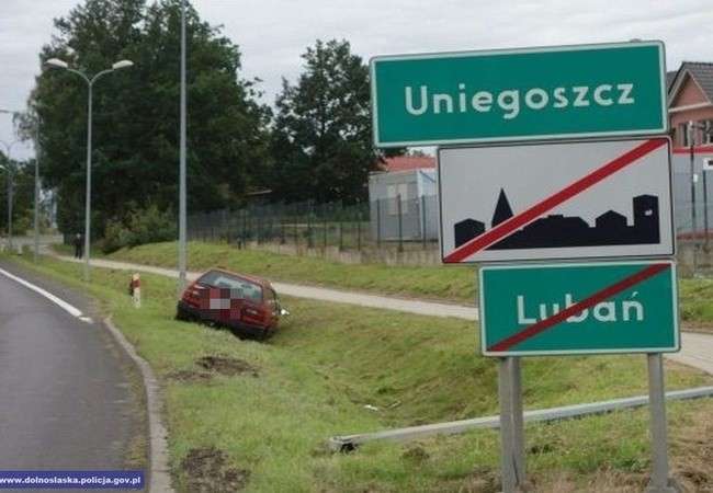 Nietrzeźwy kierujący swoją jazdę zakończył w przydrożnym rowie