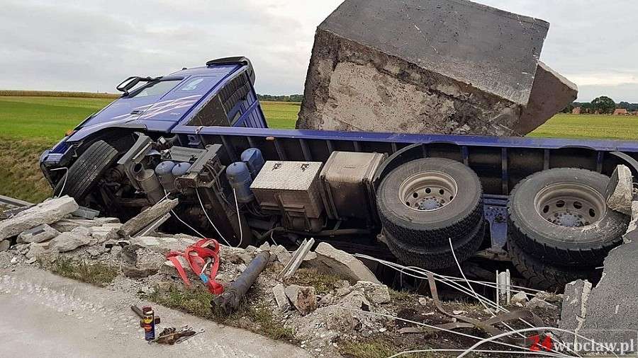Auto ciężarowe w rowie. Autostrada A4 zablokowana
