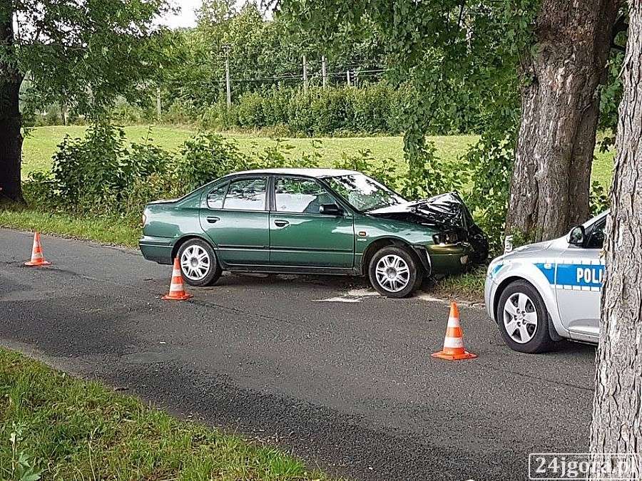 Samochód uderzył w drzewo. Kierowca oddalił się.