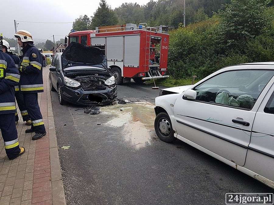 Zderzenie dwóch aut w Podgórzynie. Nie ma przejazdu w stronę Przesieki.