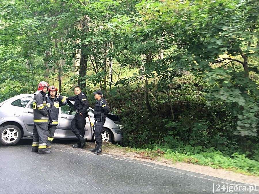 Auto wypadło z drogi przy Przełęczy Kowarskiej