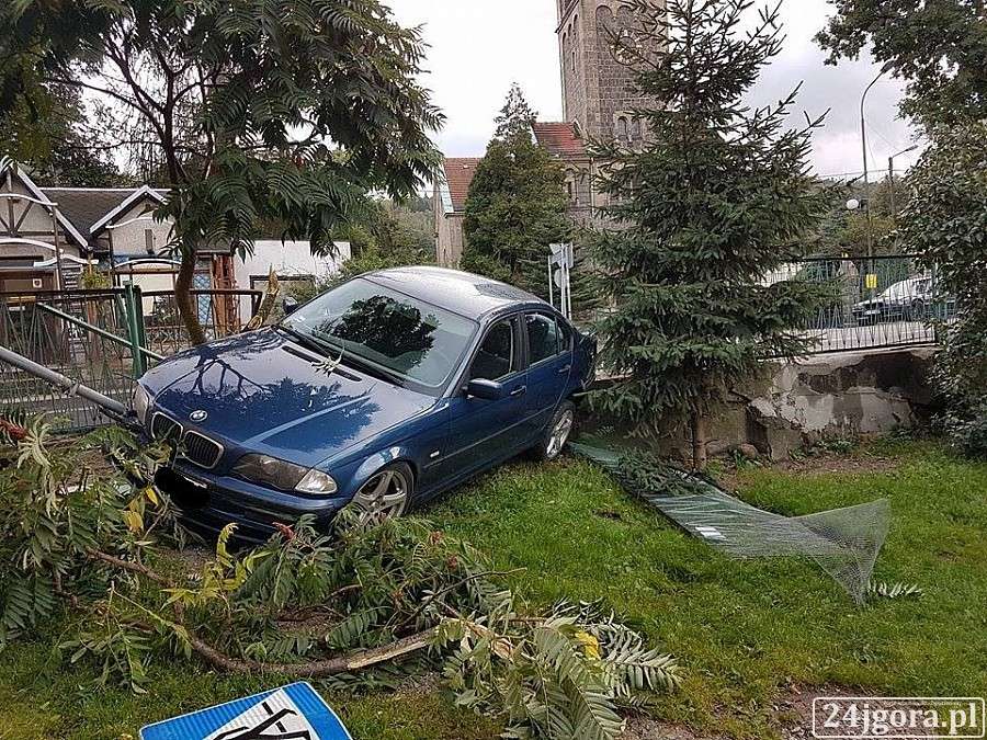 W Piechowicach BMW wypadło z drogi taranując ogrodzenie