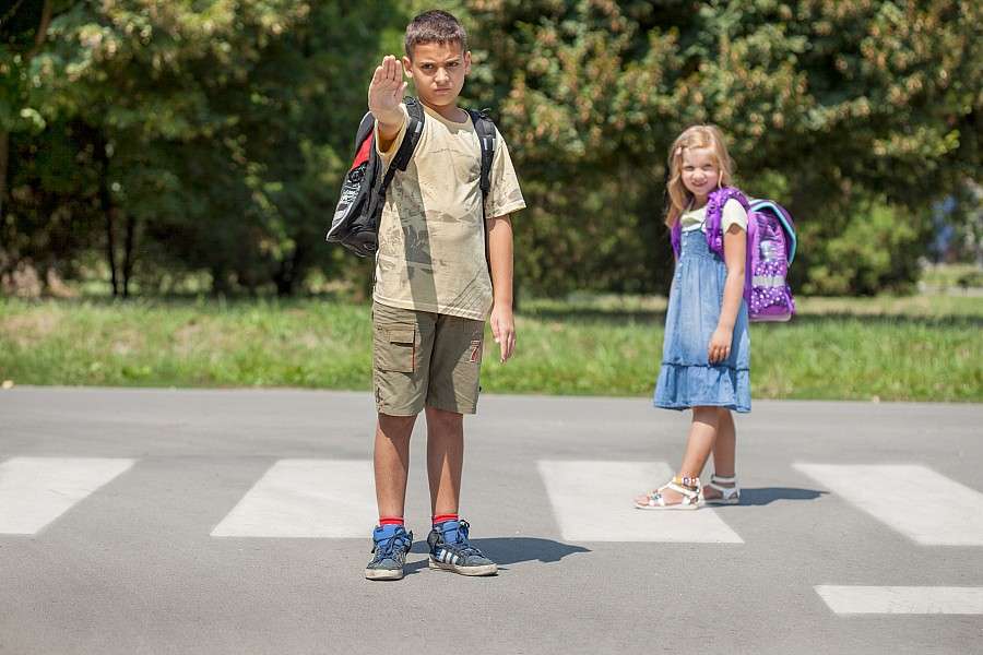 Yanosik i PKN Orlen nagradzają kierowców za zwalnianie przy szkole w Jeleniej Górze