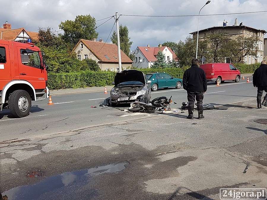 Motocyklista poważnie ranny po zderzeniu z samochodem