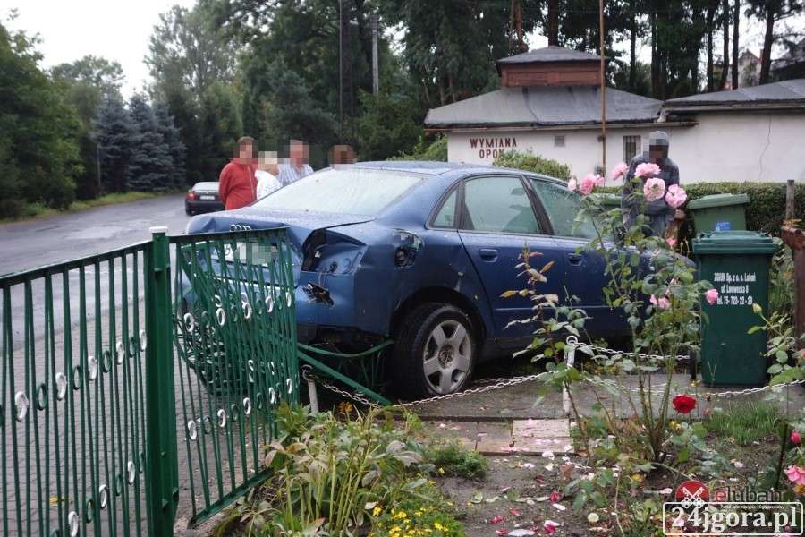 Sunął bokiem po chodniku