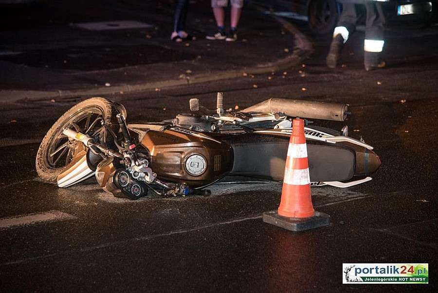 ZDERZENIE OSOBÓWKI Z MOTOCYKLEM.