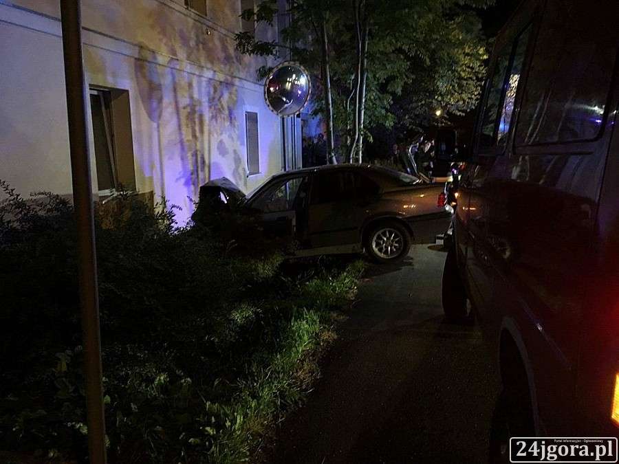 Autem wjechał w budynek