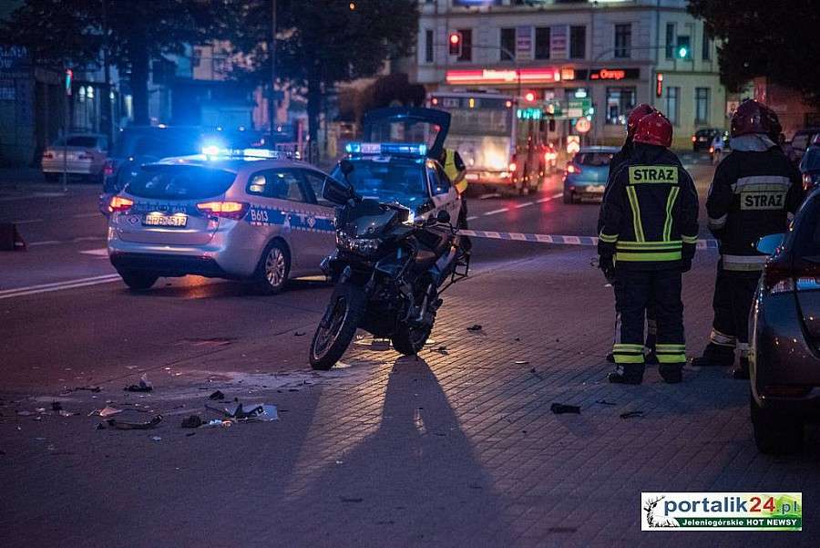 Zjechał na przeciwległy pas i zderzył się z motocyklistą