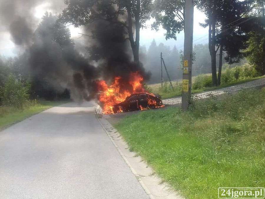 W Szklarskiej Porębie kompletnie spłonęło BMW