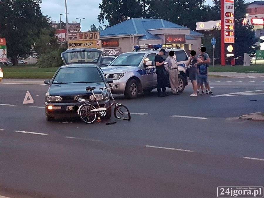 Rowerzysta w szpitalu po zderzeniu z samochodem