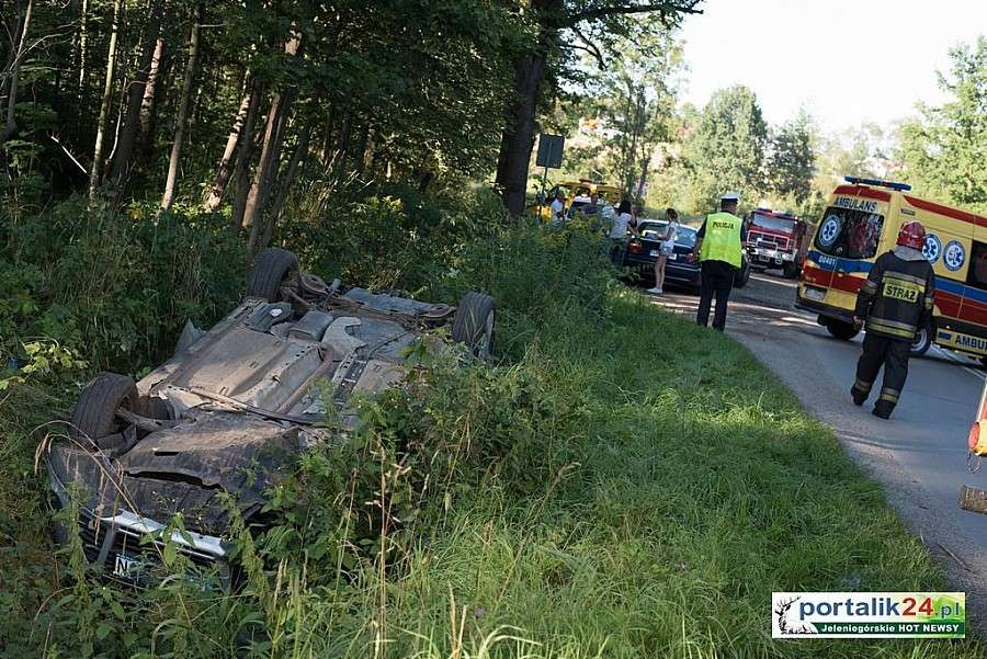 Przejechali całą Polskę... dachowali w Dziwiszowie