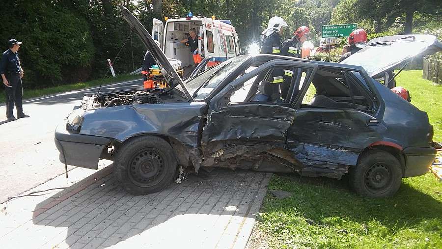 Jedna osoba w szpitalu po zderzeniu aut w Świeradowie Zdroju.