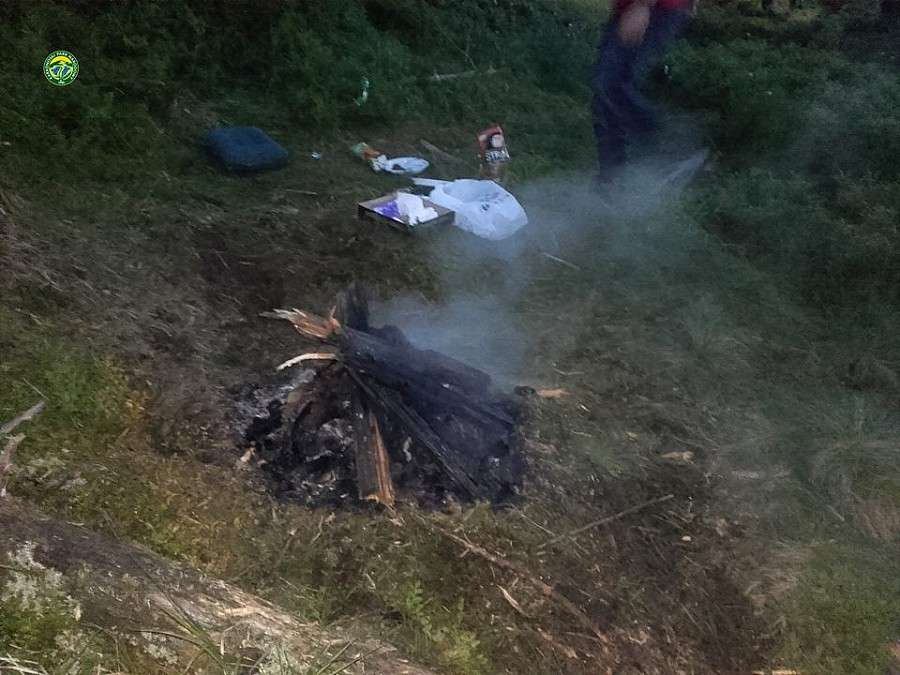 Rozpalili ognisko w górach