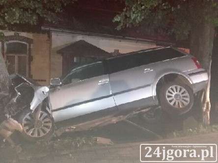 Szklarska Poręba : Volkswagen skończył jazdę na drzewie