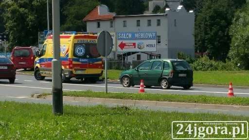 Zderzenie dwóch aut w Alei Jana Pawła