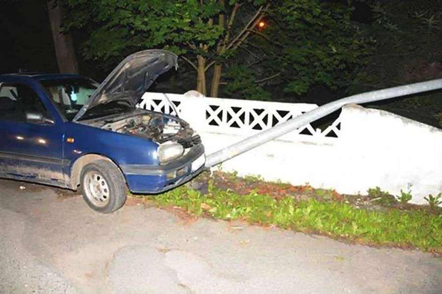 Wjechał w latarnię po pijaku