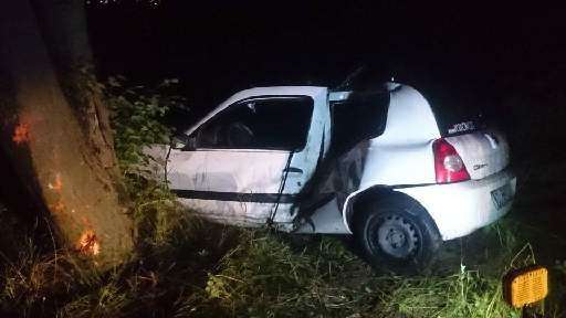  Renault kończy jazdę na drzewie. Jedna osoba w szpitalu