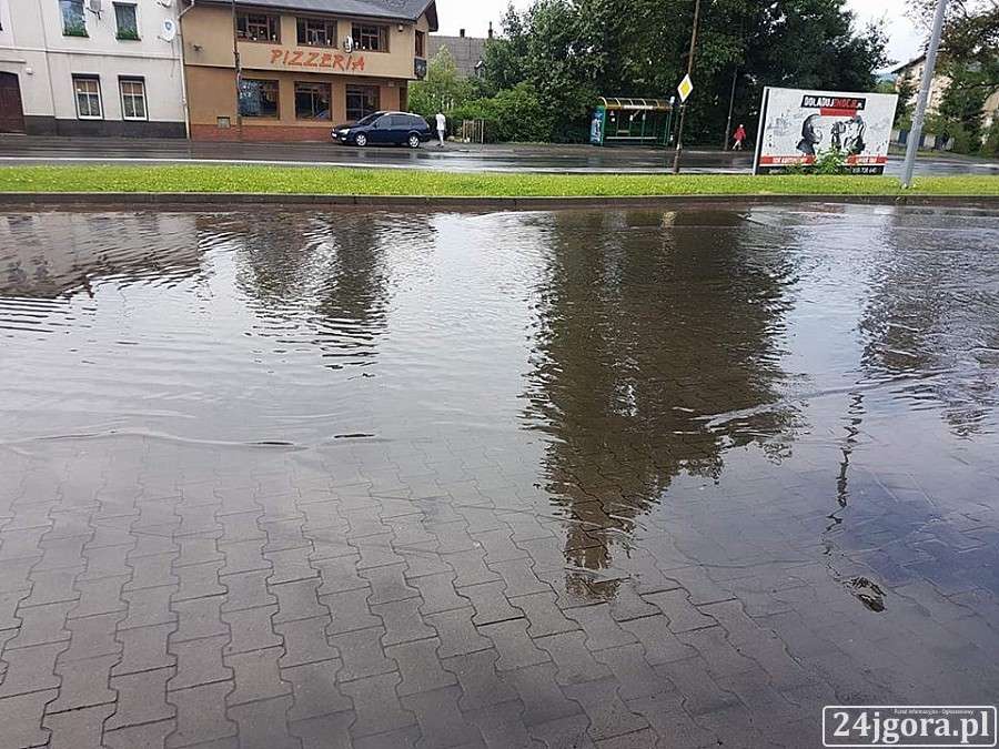 Zalany parking pod marketem