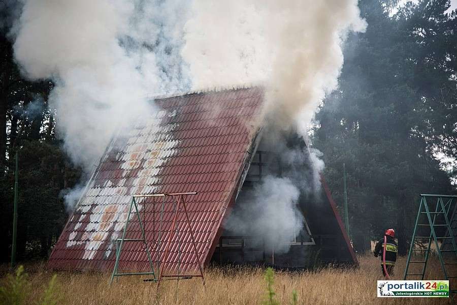 PŁONĄŁ DOMEK LETNISKOWY