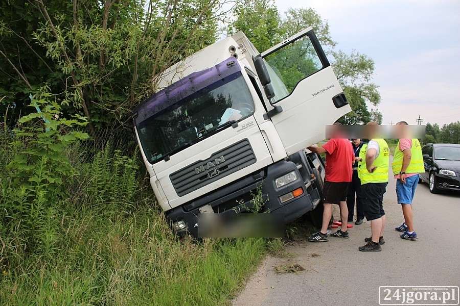 Staniszów : Ciężarówka w rowie 