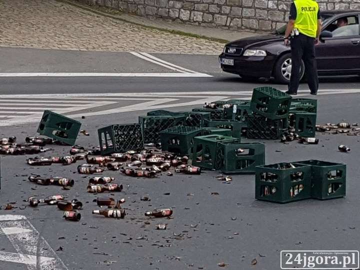 Butelki po piwie wypadly z jadącego auta