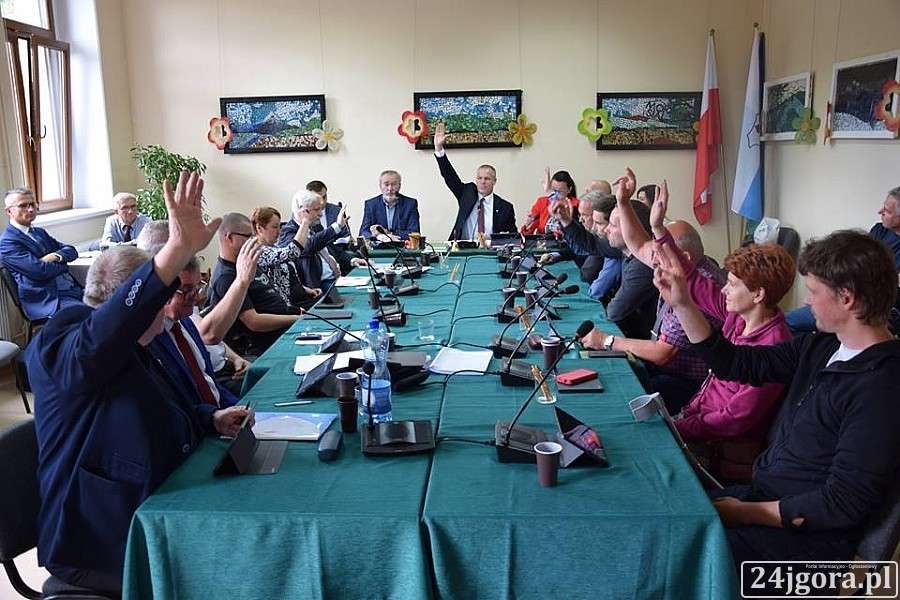 Szklarska Poręba : Absolutorium dla Burmistrza Grafa i próba odwołania Przewodniczącego Rady 