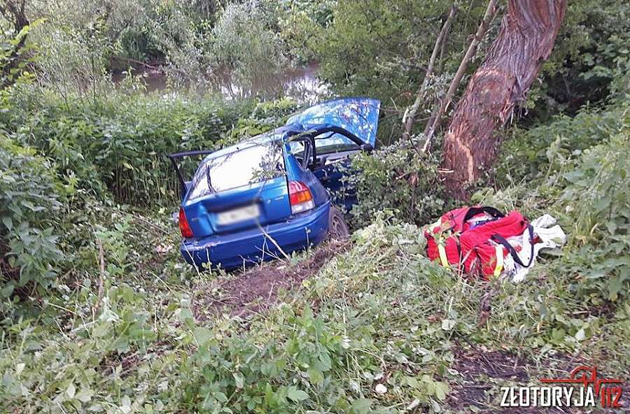 Auto wypadło z drogi i uderzyło w drzewo. Mężczyzna uwięziony w pojeździe