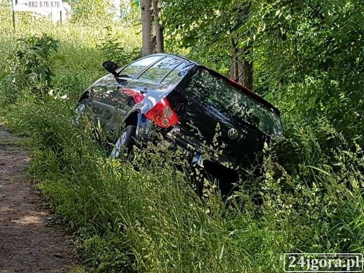 Zderzenie dwóch aut. Jeden samochód ląduje w rowie