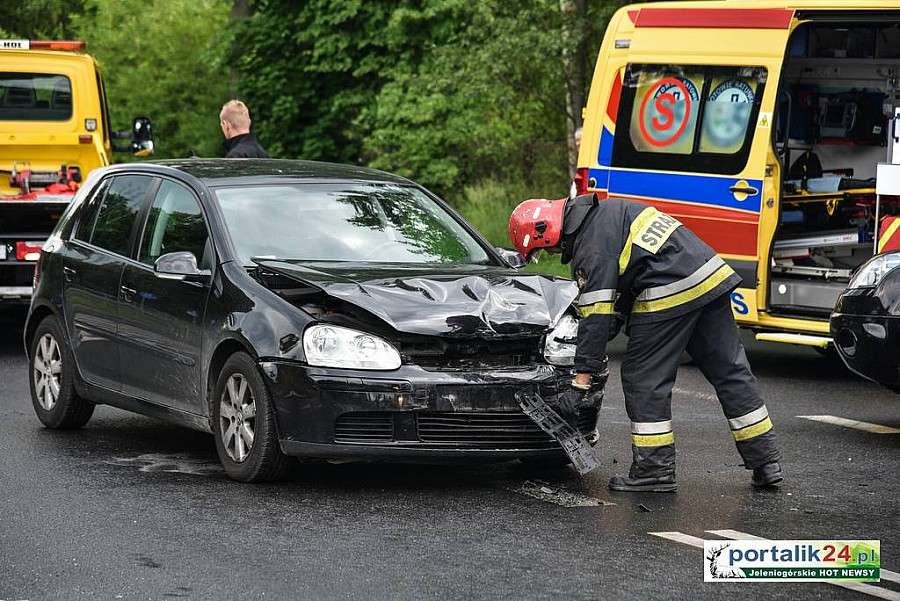 Zderzenie dwóch aut w Jeleniej Górze