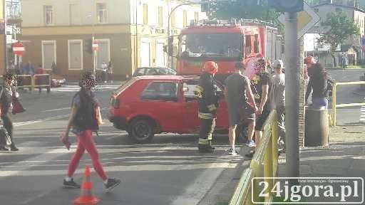 Stracił panowanie nad pojazdem i wjechał w barierki.