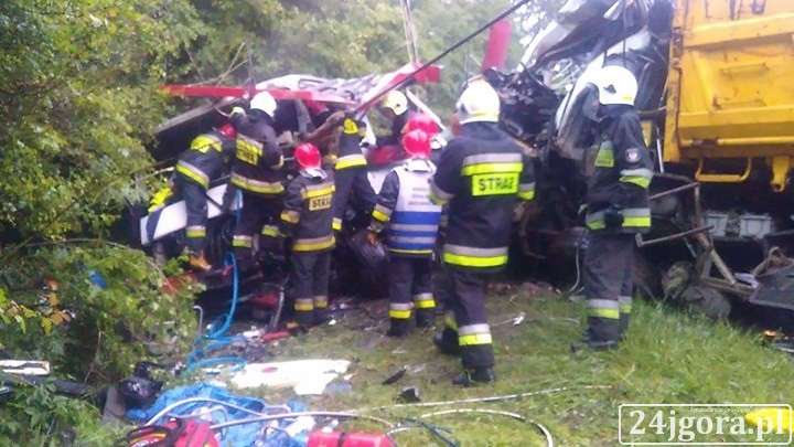 Czołowe zderzenie dwóch ciężarówek. Obaj kierowcy nie żyją.