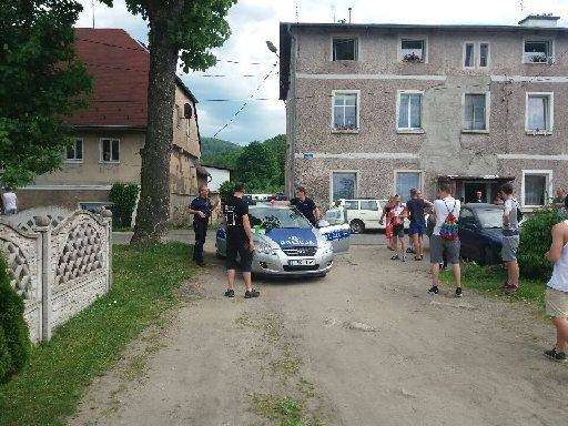 Piechowice - Wandal w rękach jeleniogórskich policjantów.