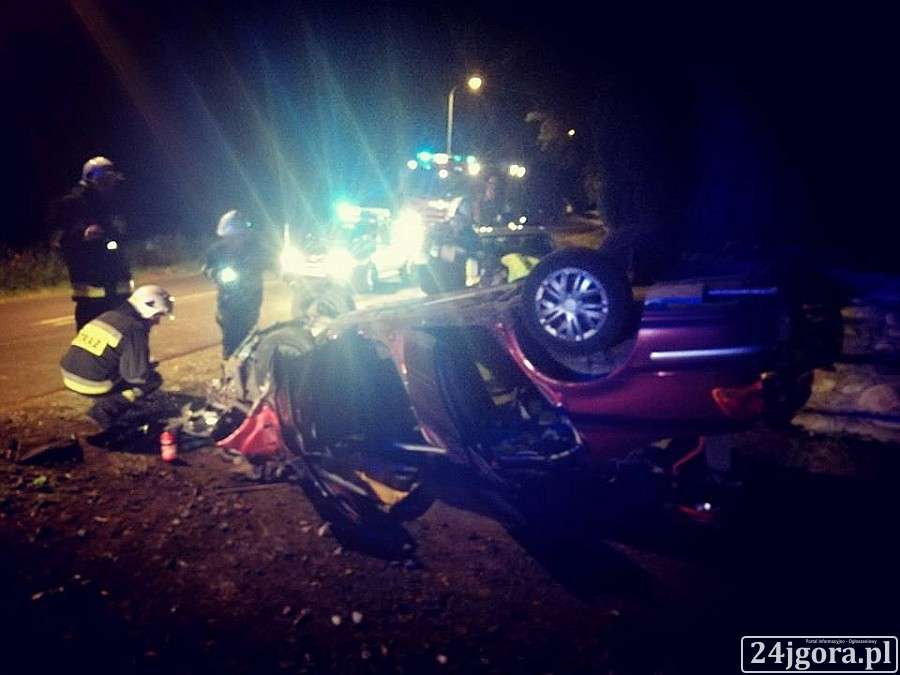  Honda uderzyła w barierkę i dachowała.Sprawca uciekł z miejsca zdarzenia