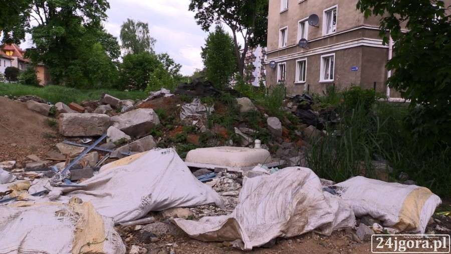 Prywatne śmietnisko w centrum miasta