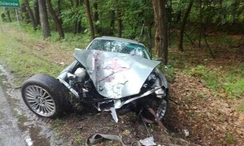 BMW rozbite na drzewie