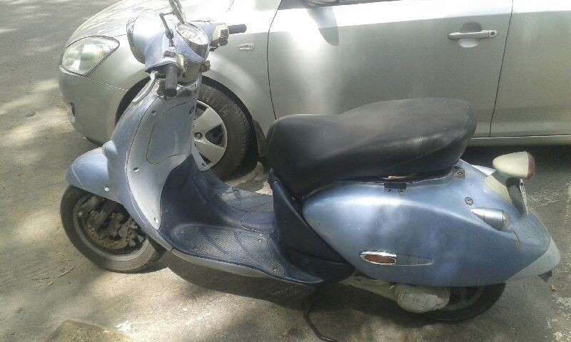 Jechał skradzionym motorowerem... w  kasku z doniczki