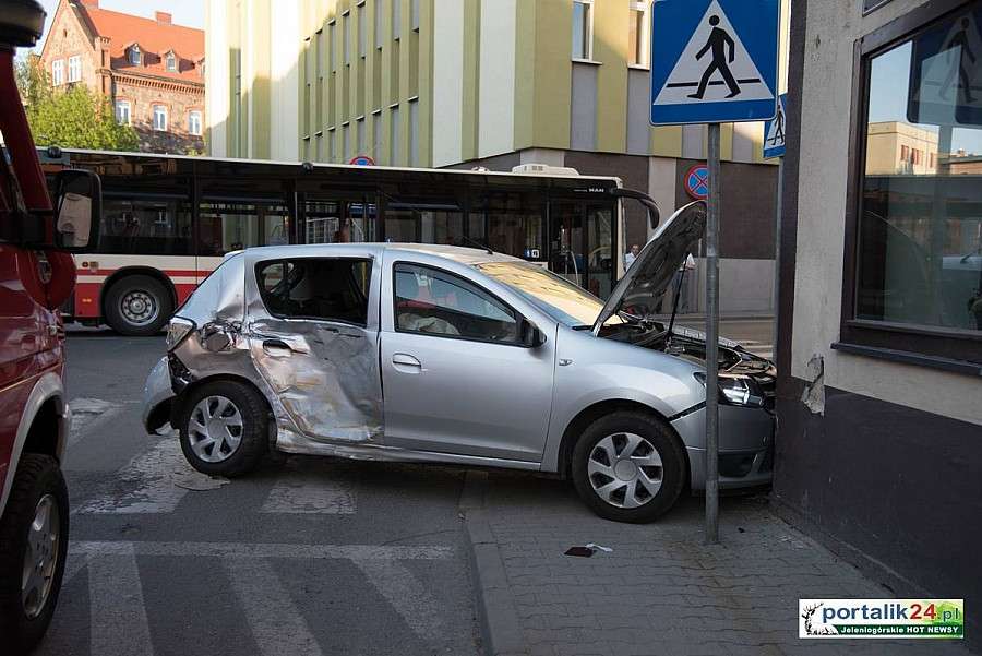 WYMUSIŁA PIERWSZEŃSTWO... 3 OSOBY W SZPITALU