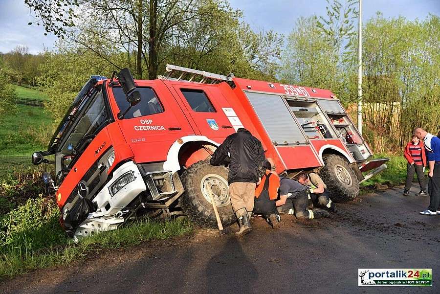 Nowym wozem strażackim do rowu...
