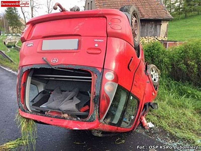 Wypadek na krajowej 30. Dwie osoby poszkodowane